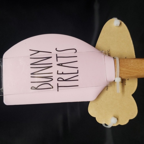 Rae Dunn NWT Wooden Handle Easter Spatula and Cookie Cutter Set - Picture 3 of 4